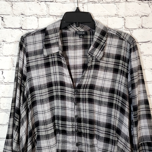Torrid Black White Plaid Collared Tunic with Bell Cuff and Corset Back Size 2 - Picture 3 of 14